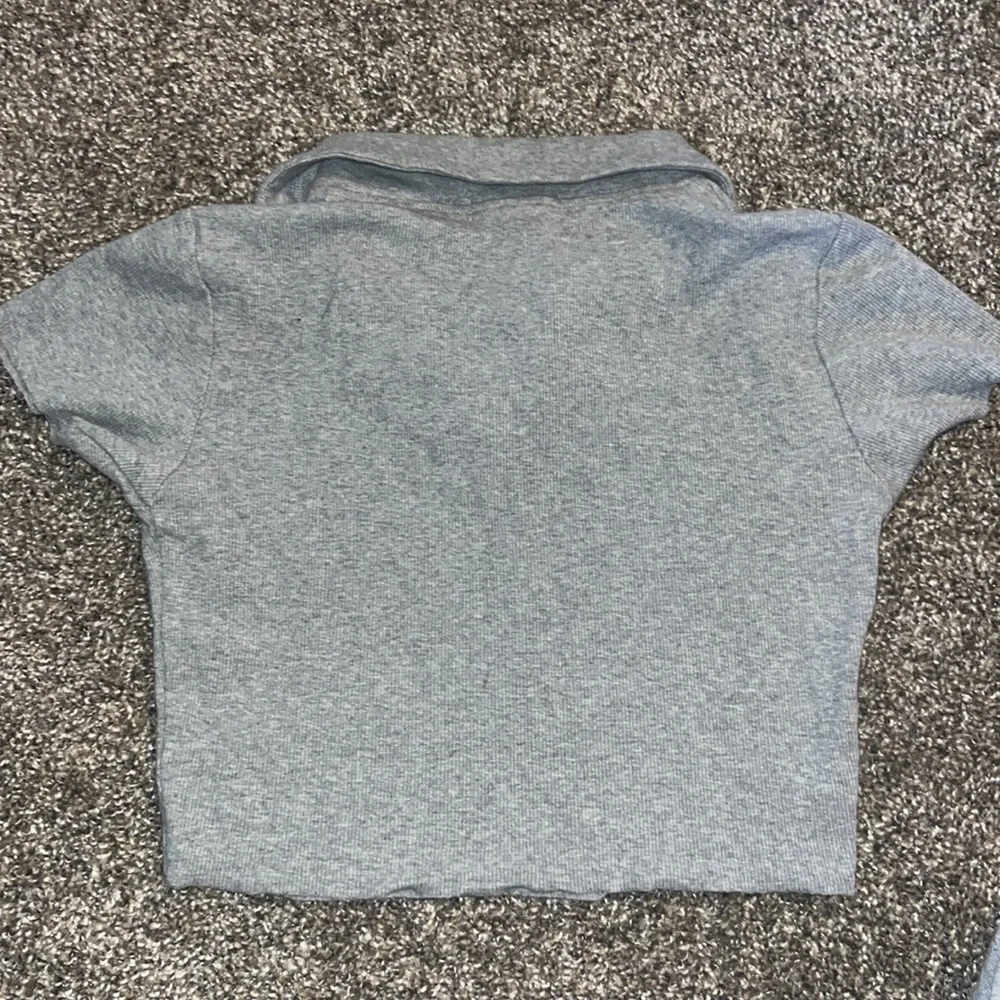 Collared Crop Top - Picture 2 of 4